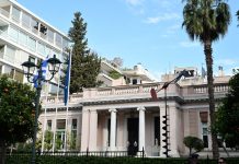 Το Μαξίμου απορρίπτει τα σενάρια συνεργασιών και σχολιάζει το βιβλίο Τσίπρα