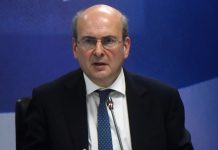 Χατζηδάκης: Ξεκινούν οι μειώσεις σε βενζίνη και πετρέλαιο – Τι αλλάζει στις τιμές των καυσίμων