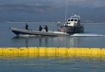 Πειραιάς: 42χρονος οδηγός σώος μετά την πτώση του αυτοκινήτου στη θάλασσα