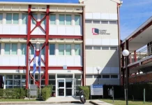 ΑΣΕΠ 2Κ/2025: Ηλεκτρονική Κληρωτίδα για 162 Μόνιμες Θέσεις στο ΕΑΠ Το ΑΣΕΠ ενεργοποιεί την ηλεκτρονική εφαρμογή ανοικτής κληρωτίδας για την προκήρυξη 2Κ/2025, που αφορά 162 μόνιμες προσλήψεις στο Ελληνικό Ανοικτό Πανεπιστήμιο. Στόχος της διαδικασίας είναι η ταχύτητα και η δικαιοσύνη, καθώς η εφαρμογή βασίζεται στην τυχαιότητα για όλους τους υποψήφιους, αποφεύγοντας κληρώσεις μεταξύ ισοβαθμούντων. Στους πίνακες κατάταξης που θα αναρτηθούν, κάθε υποψήφιος θα συνοδεύεται από έναν τυχαίο αριθμό. Σε περίπτωση απόλυτης ισοβαθμίας, προηγείται ο υποψήφιος με τον μικρότερο αριθμό, εξασφαλίζοντας σαφήνεια στην αξιολόγηση. Η ενεργοποίηση της εφαρμογής έχει προγραμματιστεί για την Παρασκευή, 28 Νοεμβρίου 2025, στις 14:00, στα γραφεία του ΑΣΕΠ, παρουσία της Προέδρου της ΚΕΔ, σύμφωνα με τα άρθρα 28-30 του ν. 4765/2021. Στο πλαίσιο της προκήρυξης, θα εκδοθούν προσωρινοί πίνακες για 123 θέσεις Πανεπιστημιακής Εκπαίδευσης σε ειδικότητες όπως ΠΕ Αρχειονόμων και Βιβλιοθηκονόμων, ΠΕ Διοικητικού – Οικονομικού, ΠΕ Οικονομικού, ΠΕ Μαθηματικών, ΠΕ Μηχανικών (Αρχιτέκτονες, Ηλεκτρολόγοι, Πολιτικοί), ΠΕ Πληροφορικής (Software ή Hardware) και ΠΕ Ψυχολόγων. Παράλληλα, θα καλυφθούν 23 θέσεις Δευτεροβάθμιας Εκπαίδευσης για Διοικητικό-Λογιστικό και Υποστηρικτικό προσωπικό. Επιπλέον, εκδίδονται οριστικοί πίνακες για 16 θέσεις Τεχνολογικής Εκπαίδευσης, όπως ΤΕ Διοικητικού-Λογιστικού, ΤΕ Ηλεκτρολόγων Μηχανικών και ΤΕ Πληροφορικής με εξειδίκευση σε Software ή Hardware. Η συνολική διαδικασία ενισχύει τη διαφάνεια και διασφαλίζει την ομαλή ολοκλήρωση της προκήρυξης.