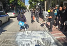 Κτηνοτρόφοι διαμαρτυρήθηκαν στη Λάρισα – Έριξαν γάλα έξω από το γραφείο του Χρήστου Κέλλα