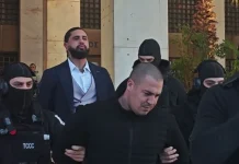 Στην ανακρίτρια Καλαμάτας οι δύο συλληφθέντες για το διπλό φονικό στη Φοινικούντα – «Δεν ξέρουμε τα στοιχεία της σύλληψης», λέει ο δικηγόρος του ανιψιού