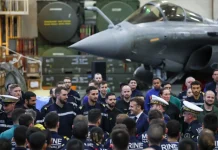 Ο Μακρόν τραγούδησε τη «Μασσαλιώτιδα» με Γάλλους ναύτες στο αεροπλανοφόρο Charles de Gaulle