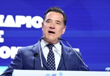 Ο Άδωνις που αποδόμησε το rebranding του «νέου» Τσίπρα